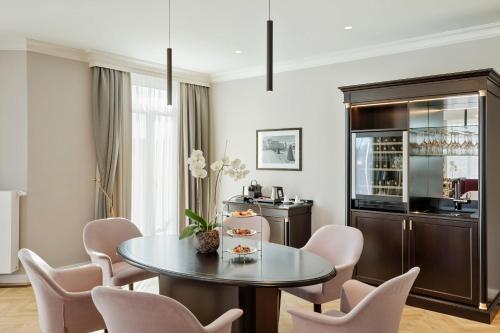 a dining room with a table and chairs at Austria Trend Parkhotel Schönbrunn Wien in Vienna