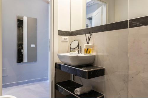 a bathroom with a sink and a mirror at Trastevere 143 in Rome