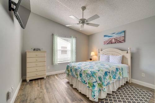 a bedroom with a bed and a ceiling fan at The Villages Abode with Community Pools, Golf and More in The Villages