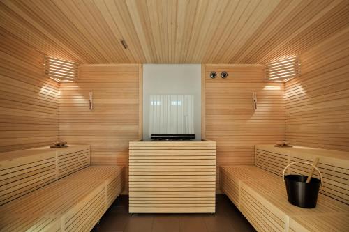 eine Sauna mit zwei Bänken in einem Holzzimmer in der Unterkunft Austria Trend Hotel Maximilian in Wien