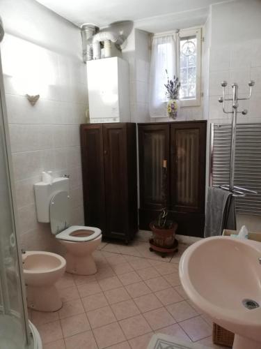 La salle de bains est pourvue de toilettes et d'un lavabo. dans l'établissement La casetta di Pio, à Fresonara