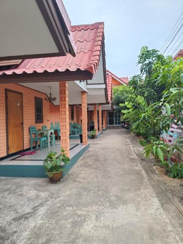 a house with a red roof and a patio at คิวทอง บังกะโล (Q-Thong bungalow) in Ko Larn