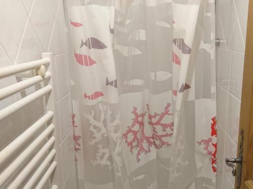 d'un rideau de douche avec un motif de poisson. dans l'établissement Duplex 4 pièces au pied des pistes avec parking et animaux acceptés - FR-1-411-599, à Bourg-Saint-Maurice