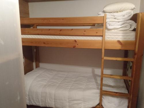 quelques lits superposés dans une chambre dans l'établissement Duplex 4 pièces au pied des pistes avec parking et animaux acceptés - FR-1-411-599, à Bourg-Saint-Maurice