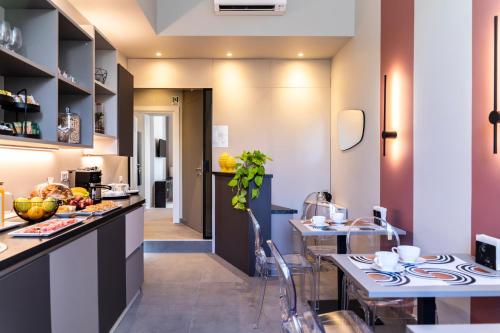 a kitchen and dining room with a table and chairs at Trastevere 143 in Rome