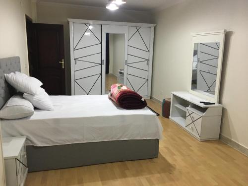 um quarto com uma cama grande e um espelho grande em Gaser resident em Cidade 6 de Outubro