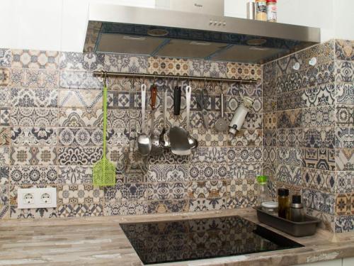 cocina con fregadero y pared de azulejos en Apartamento Góngora en Sevilla