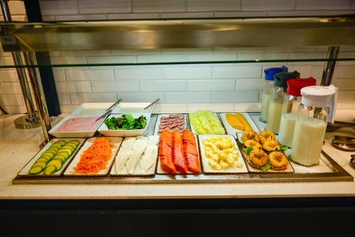 Un montón de diferentes tipos de comida en un mostrador. en Aloft Playa del Carmen, en Playa del Carmen