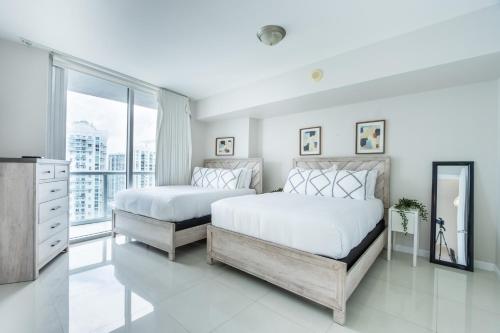 Un dormitorio con dos camas y una gran ventana. en Limited time Deal 1BR 1BATH Located at ICON Brickell, en Miami