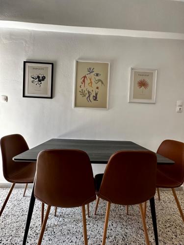 comedor con mesa y 4 sillas en Sunflower suite Trikala, en Tríkala