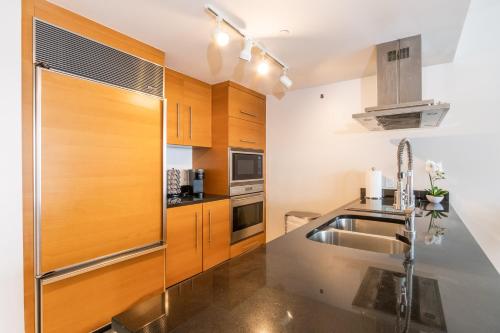 A cozinha ou cozinha compacta de Limited time Deal 1BR 1BATH Located at ICON Brickell