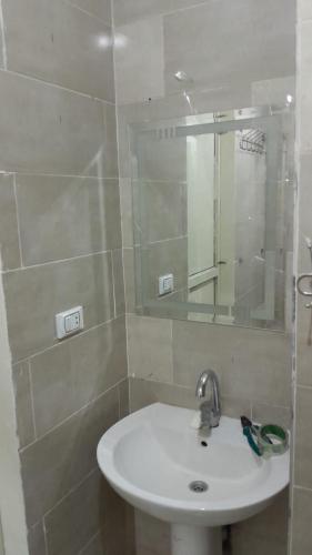 شاليه بالساحل الشمالي للايجار في العلمين: حمام مع حوض ومرآة