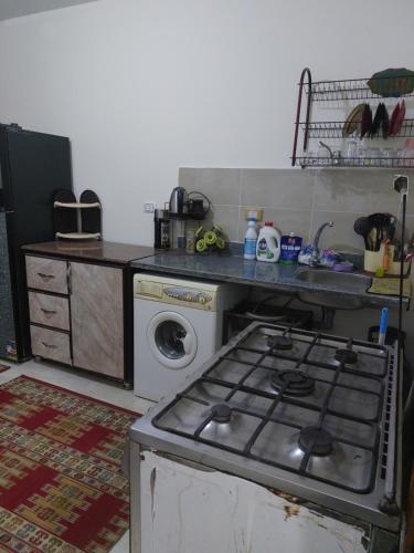 شاليه بالساحل الشمالي للايجار في العلمين: مطبخ مع موقد وغسالة ملابس