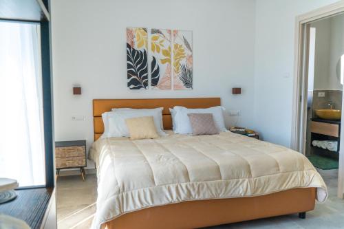 1 dormitorio con 1 cama grande en una habitación en Alloggio nuovissimo al centro e rilassante, en Isquia