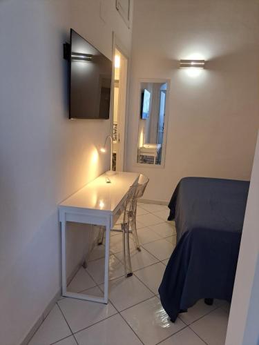 a bedroom with a white desk and a bed at Tre Re Appartamento Matima in Capri