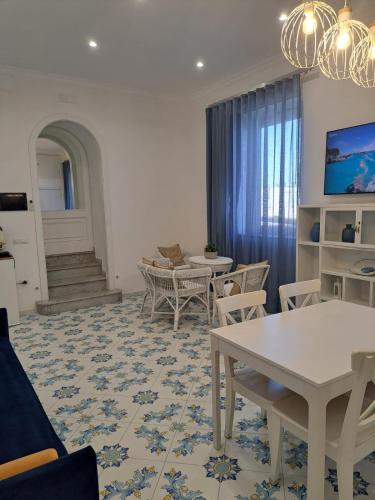 a living room with a table and chairs at Tre Re Appartamento Matima in Capri