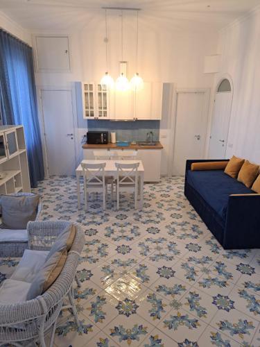 uma sala de estar com um sofá e uma mesa em Tre Re Appartamento Matima em Capri