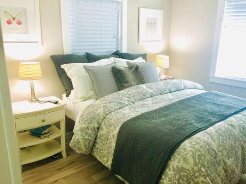 En eller flere senge i et værelse på Jacksonville Blue Bungalow Retreat Comfortable 2 Bedroom Haven