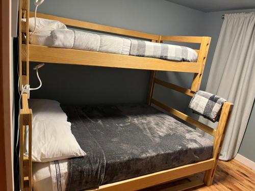 Двох'ярусне ліжко або двоярусні ліжка в номері Powell River Ocean View Home