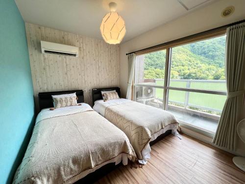 מיטה או מיטות בחדר ב-フューデイズコンドミニアム定山渓