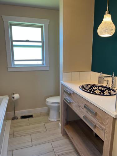 y baño con lavabo y aseo. en Powell River Ocean View Home en Powell River