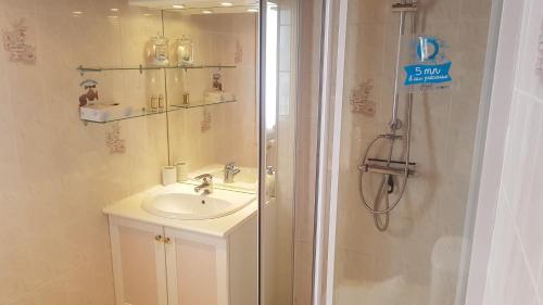 uma casa de banho com um chuveiro, um lavatório e um chuveiro em "La Coustille" Chambres et Table d'Hôtes em Saint-Léger-les-Mélèzes