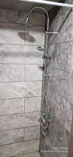 La salle de bains est pourvue d'une douche avec un pommeau de douche. dans l'établissement Closer "Penthouse Apartment 1", à Thessalonique