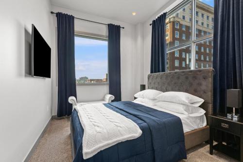 een slaapkamer met een bed en een groot raam bij 175 LEX - Walkable Downtown Lexington & Rupp Arena - Full Condos in Lexington