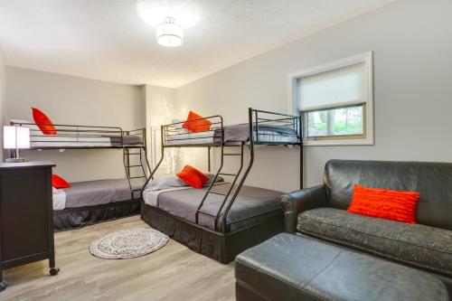 Jasper Vacation Rental with Decks, Fire Pit and Views! في جاسبر: غرفة بسريرين بطابقين وأريكة