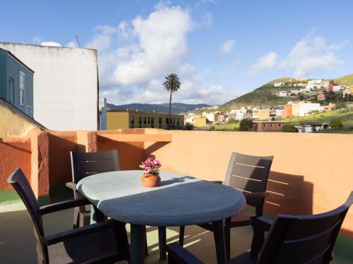 einen Tisch und Stühle auf einem Balkon mit Aussicht in der Unterkunft Live Laguna Center 5 Habitaciones y Terraza in La Laguna