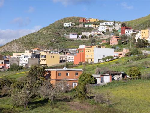 Eine Stadt auf einem Hügel mit Häusern darauf in der Unterkunft Live Laguna Center 5 Habitaciones y Terraza in La Laguna