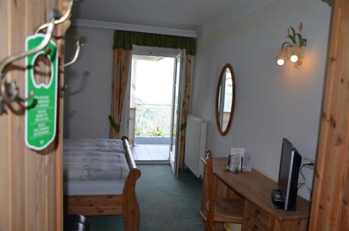 Alpenlandhotel Rodeneggerhofにあるテレビまたはエンターテインメントセンター