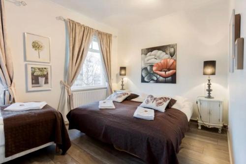 - une chambre avec 2 lits et une fenêtre dans l'établissement Modern apartment in Akureyri, Iceland, à Akureyri