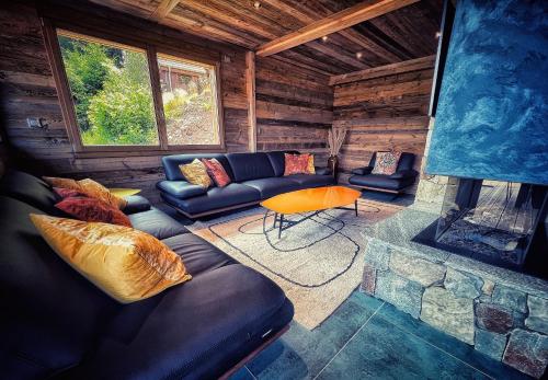 Posedenie v ubytovaní Chalet Aconit, terrasse panoramique avec jacuzzi et sauna