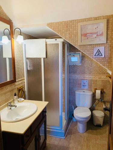 a bathroom with a toilet and a sink at Venta Judio in Purchena