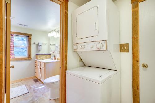 La salle de bains est pourvue d'un lave-linge et d'un sèche-linge. dans l'établissement Wisconsin Cabin Getaway Near Castle Rock Late, à Mauston