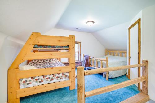 - une chambre avec 2 lits superposés et un miroir dans l'établissement Wisconsin Cabin Getaway Near Castle Rock Late, à Mauston