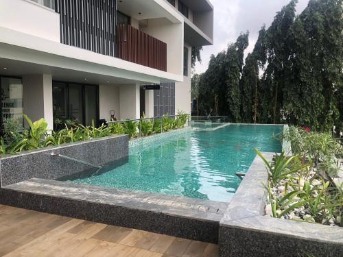 una piscina en el patio trasero de una casa en SOLEA - Super central, comfortable and modern apartment en Accra