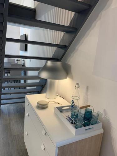 - une table avec une lampe et une bouteille dans l'établissement Maisonnette de standing à 200m de la plage de Santa Giulia, à Porto-Vecchio