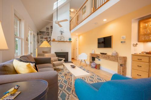 Μια τηλεόραση ή/και κέντρο ψυχαγωγίας στο Stylish lake home with private beach, dock and firepit for swimming, kayaking, hiking