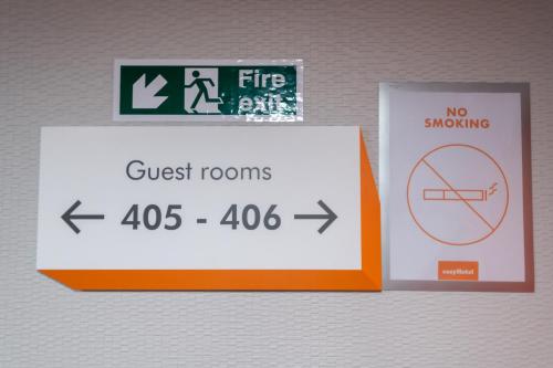 a sign that says guest rooms and no smoking at easyHotel Croydon in Croydon