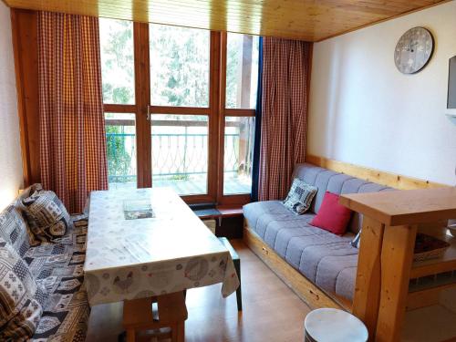 un salon avec un canapé et une table dans l'établissement Duplex 6 pers à Arc 1800, proche pistes Charmettoger, balcon, TV, Wifi - FR-1-411-798, à Bourg-Saint-Maurice