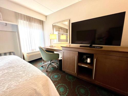 Μια τηλεόραση ή/και κέντρο ψυχαγωγίας στο Hampton Inn Bloomington