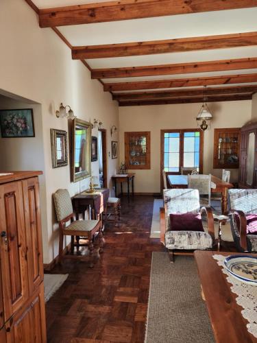 een woonkamer met stoelen en een tafel bij La Provence Accommodation in Bloemfontein