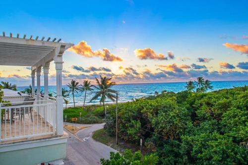 Gallery image of Oceanfront 4 Bedroom Villa with Pool Steps to the Beach! in Hollywood