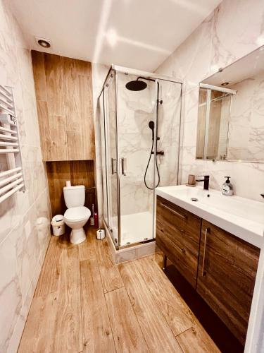 une salle de bain avec une douche, des toilettes et un lavabo dans l'établissement La calme terrasse, à Hyères