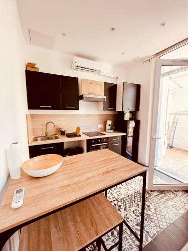 - une cuisine avec une table en bois dans une chambre dans l'établissement La calme terrasse, à Hyères