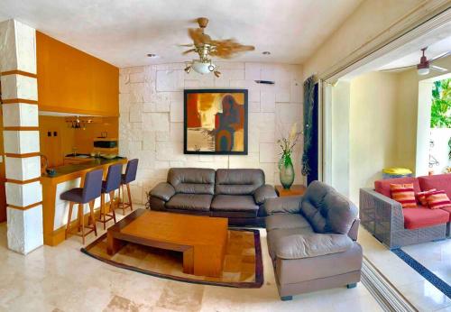 uma sala de estar com um sofá e uma mesa em CASA CANTO MARINA 21 up to 14 guest 7 BRM em Puerto Vallarta