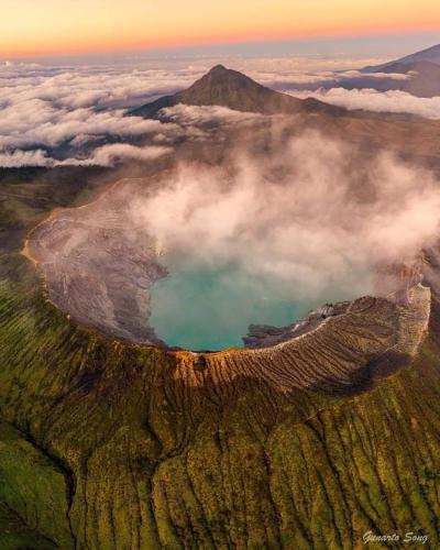 an island in the middle of a mountain with a lake at Mahoni Guest House in Kelimutu
