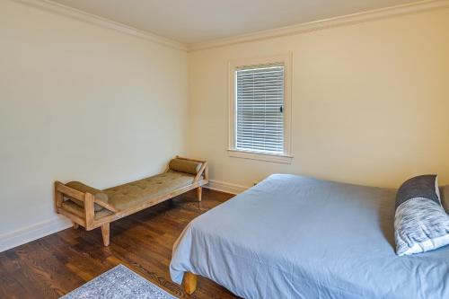 ein Schlafzimmer mit einem Bett und einer Bank darin in der Unterkunft Lexington Condo with Balcony 1 Mi to UK Campus! in Lexington